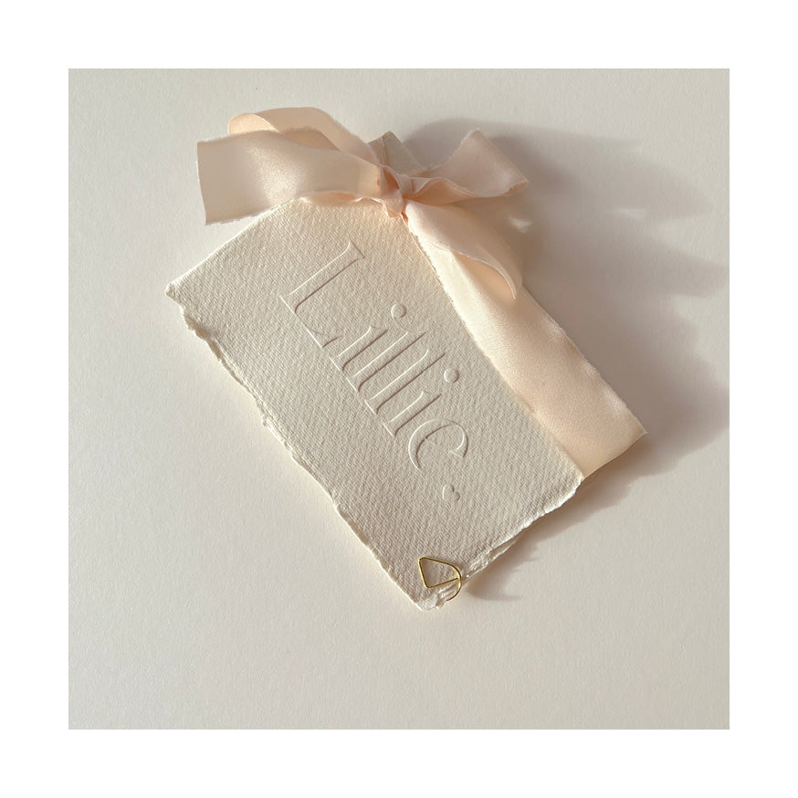 Geboortekaartje Lillie op handgemaakt papier met La Lettre zijden lint