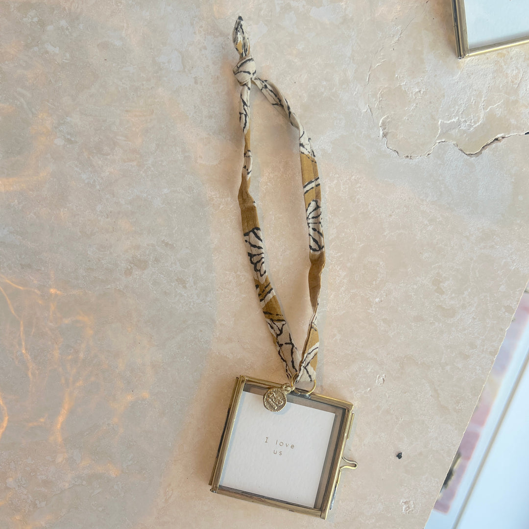 Mini frame Doing Goods okergeel