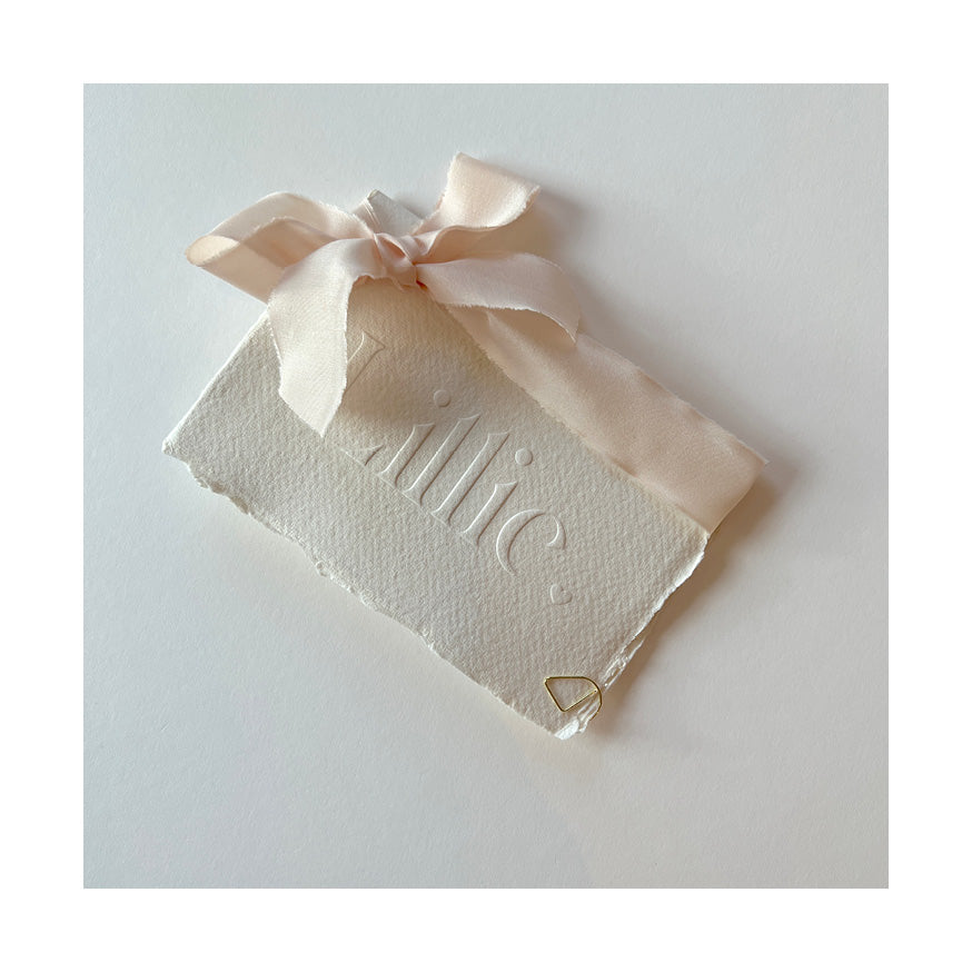 Geboortekaartje Lillie op handgemaakt papier met La Lettre zijden lint