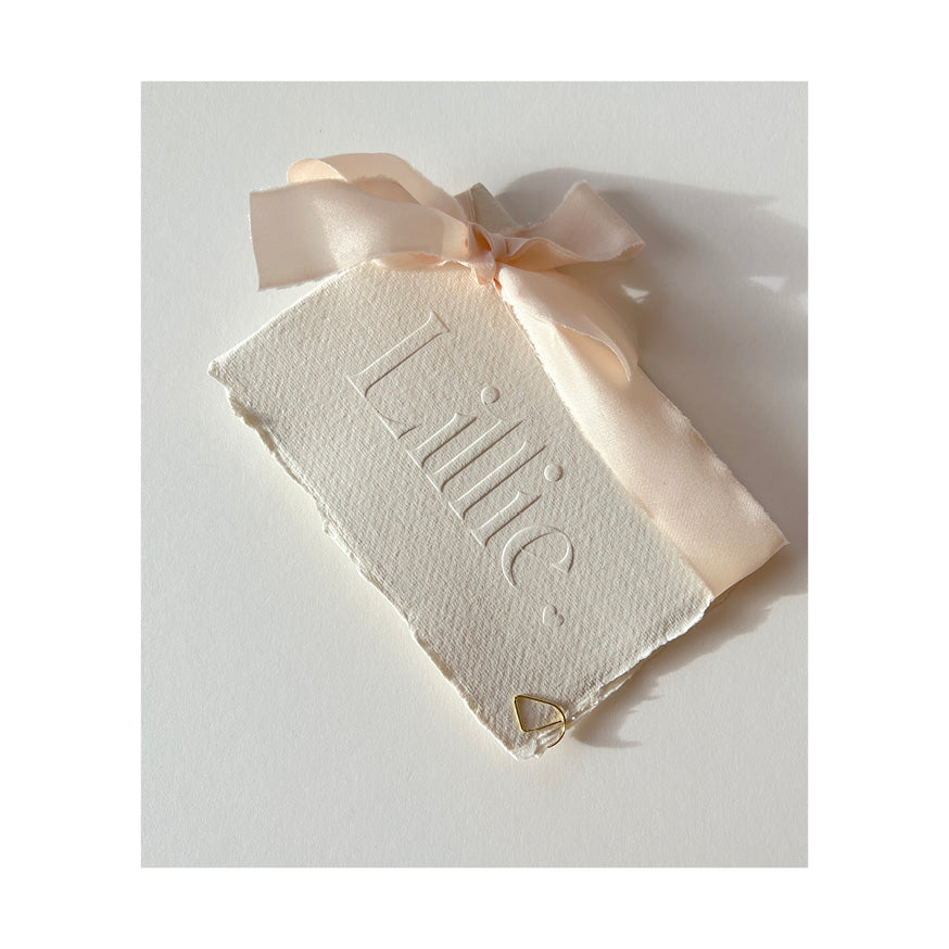 Geboortekaartje Lillie op handgemaakt papier met La Lettre zijden lint